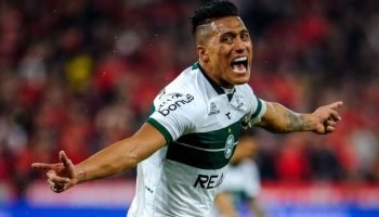 Meia colombiano do Coritiba renova contrato até 2028