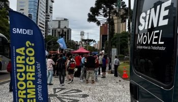 Vans de emprego estacionam em protesto de morador de rua em Curitiba