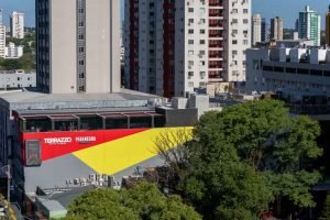 Espaço é amplo e tem teto retrátil. — Foto: Espaço é amplo e tem teto retrátil.