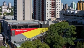 Espaço é amplo e tem teto retrátil. — Foto: Espaço é amplo e tem teto retrátil.