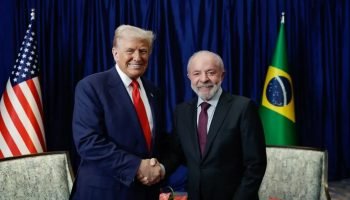 Trump ameaça taxar Brasil se continuar exportando para Irã
