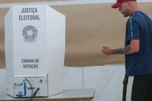 Urna-eletronica-e-Cabina-de-votacao.jpg