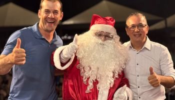 Prefeito Fabio dos Santos, Papai Noel e vice-prefeito Luiz Wolff (Foto: Ascom/PMNL)