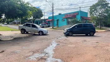 Dois carros colidem e bloqueiam cruzamento no Jardim Alvorada, Oeste do Paraná