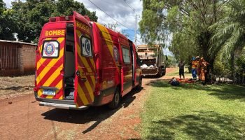 Acidente com caminhão de lixo deixa coletor gravemente ferido em Cascavel