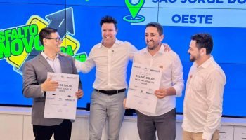 Legenda Foto: Entre os municípios contemplados estão São Jorge do Oeste (região Sudoeste). Na imagem, o Secretário das Cidades Guto Silva com o prefeito Gelson Coelho. Crédito: Leonardo Sguarezi - Secid/Pr