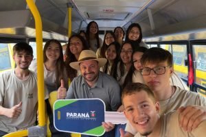Deputado Geraldo Mendes com alunos da rede estadual de Ensino durante entrega dos ônibus (Foto: Ascom/GM)