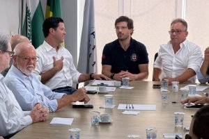 Guto Silva reunido com prefeitos da Amepar (Crédito/Fotos: AMEPAR/Divulgação)