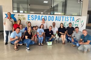 Deputado federal Tadeu Veneri (ao centro) com a direção da Associação de Familiares e Pessoas Autistas do município (Colibri)(Foto: Ascom/PT-LDS)