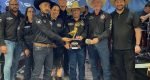 Geraldo Mendes acompanha a entrega da premiação do rodeio (Ascom/GM)
