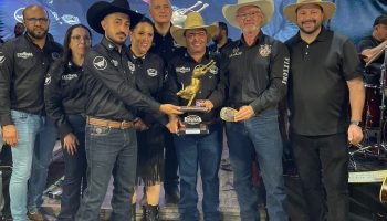 Geraldo Mendes acompanha a entrega da premiação do rodeio (Ascom/GM)