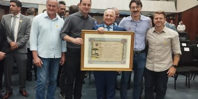 Da esquerda para a direita: o secretário de Transportes Adilson Poleze, o prefeito de Quedas do Iguaçu Rafael Moura, o homenageado Lauri Francisco Paludo, o presidente da Câmara de Quedas do Iguaçu Rodolfo Revers e o secretário de Administração Cris Colsenti.