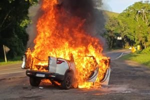 Fogo tomou conta de todo o veículo (Foto: Lucas Premebida/Pessoal)