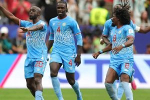 Yoane-Wissa-camisa-20-do-Congo-comemora-o-primeiro-gol-da-historia-da-RD-Congo-em-Copas