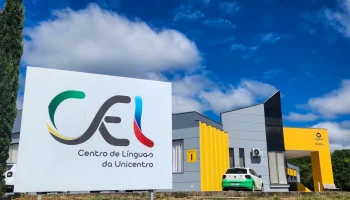 Aulas de Libras serão presenciais em Irati, enquanto cursos online permitem apre