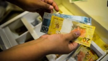 Trabalhadores podem solicitar abono salarial de até R$ 1.518 até segunda-feira