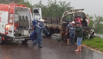 Caminhões colidem na BR-369, deixando três feridos