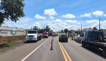 Chevrolet Spin colide frontalmente com caminhão na BR-277, causando morte e três feridas
