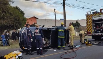 Bombeiros trabalhando no resgate da vítima — Foto: Foto: Cristiano Vaz/Banda B.