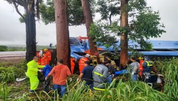 Ônibus capota na BR-365, deixando seis mortos e 46 feridos em Patos de Minas