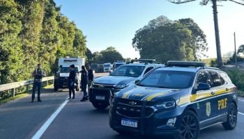 Acidente entre dois caminhões e dois carros deixa três mortos na BR-476, em Contenda