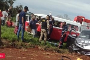 Bombeiros e policiais atendendo no trecho onde aconteceu a tragédia (Foto: RCA FM 94,1)