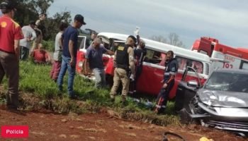 Bombeiros e policiais atendendo no trecho onde aconteceu a tragédia (Foto: RCA FM 94,1)
