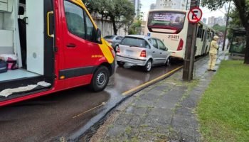 Carro bate em ônibus em Curitiba; mulher fica ferida