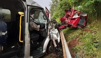 Caminhão colide com ambulância na PR-082, causando um óbito e sete feridos