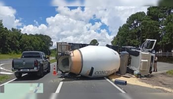 Caminhão tombado na PR-151 gera trânsito complicado entre Ponta Grossa e Carambeí