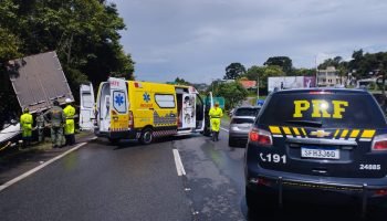 Caminhoneiro fica gravemente ferido após saída de pista na BR-277