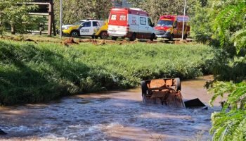 Veículo cai no Rio Toledo; mulher morre e três pessoas são resgatadas