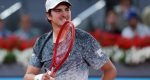 João Fonseca durante partida contra Novak Djokovic, em Roland Garros — Foto: Joã