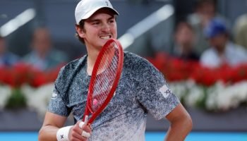 João Fonseca durante partida contra Novak Djokovic, em Roland Garros — Foto: Joã