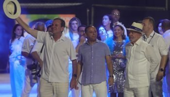 Presidente Luiz Inácio Lula da Silva no camarote da Sapucaí ao lado de ministros