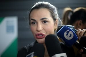 Deolane Bezerra fala com repórteres — Foto: Deolane Bezerra fala com repórteres