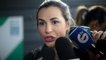 Deolane Bezerra fala com repórteres — Foto: Deolane Bezerra fala com repórteres