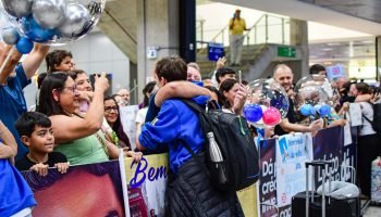 Reencontros marcam retorno de estudantes do Reino Unido