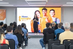 Estudantes selecionados participam da cerimônia de abertura do Programa Aluno En