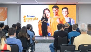 Estudantes selecionados participam da cerimônia de abertura do Programa Aluno En