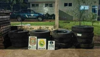 Polícia apreende pneus de caminhão contrabandeados do Paraguai em Foz do Iguaçu