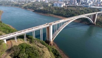 Receita Federal apreende quase R$ 400 mil em smartphones na Ponte da Amizade