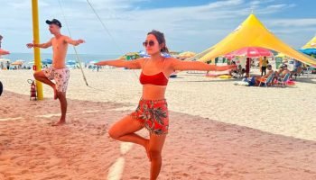 Antes de curtir o mar, público faz aula de alongamento na Arena Mundo Ric