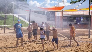 Banho de mangueira e brincadeiras animam arena do Verão Maior Paraná em Porto Rico