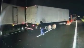 Carreta assaltada desgovernada e tombou sobre van na BR-116