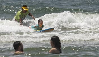 Escolinha de surfe em Ipanema esgota vagas em minutos no primeiro dia