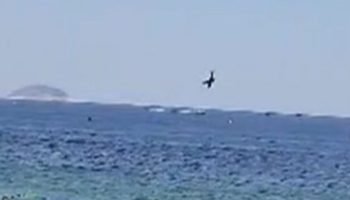 Avião ultraleve cai no mar da Praia de Copacabana
