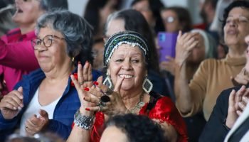 Paraná regulamenta Bolsa Agente do Saber para reconhecer saberes dos idosos