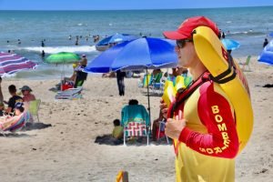 Bombeiros e guarda-vidas realizam ações de prevenção contra afogamentos no litoral