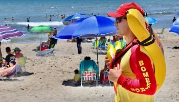 Bombeiros e guarda-vidas realizam ações de prevenção contra afogamentos no litoral